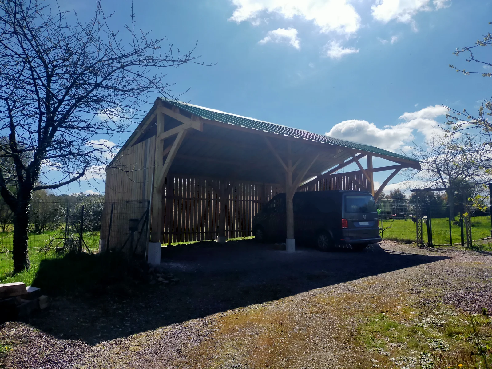 Charpente abri à voiture à Mauron, en chêne, cèdre et douglas, vue 1