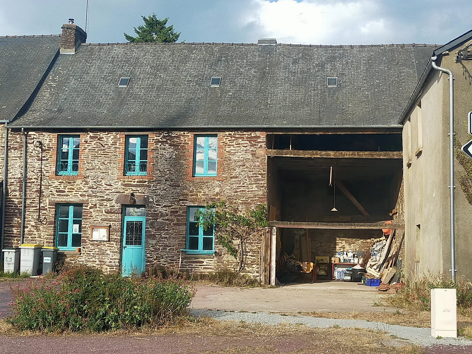 Charpente pour extension en pan de bois, terre et paille, à Concoret, vue 2