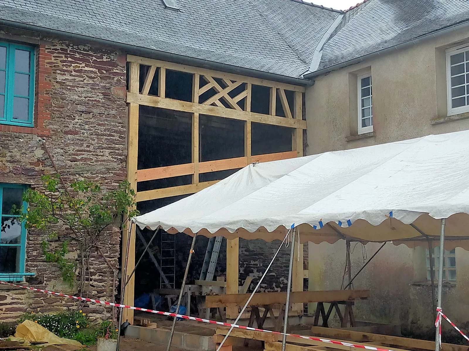 Charpente pour extension en pan de bois, terre et paille, à Concoret, vue 7