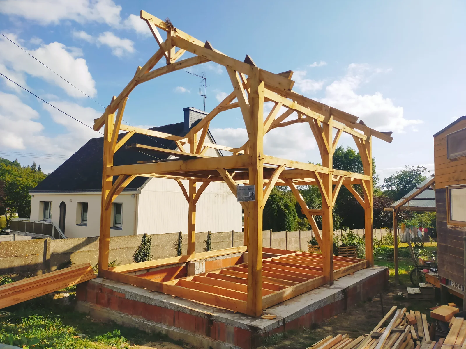 Charpente sur poteaux bois, maison à étage pour isolation paille, à Loyat, vue 1