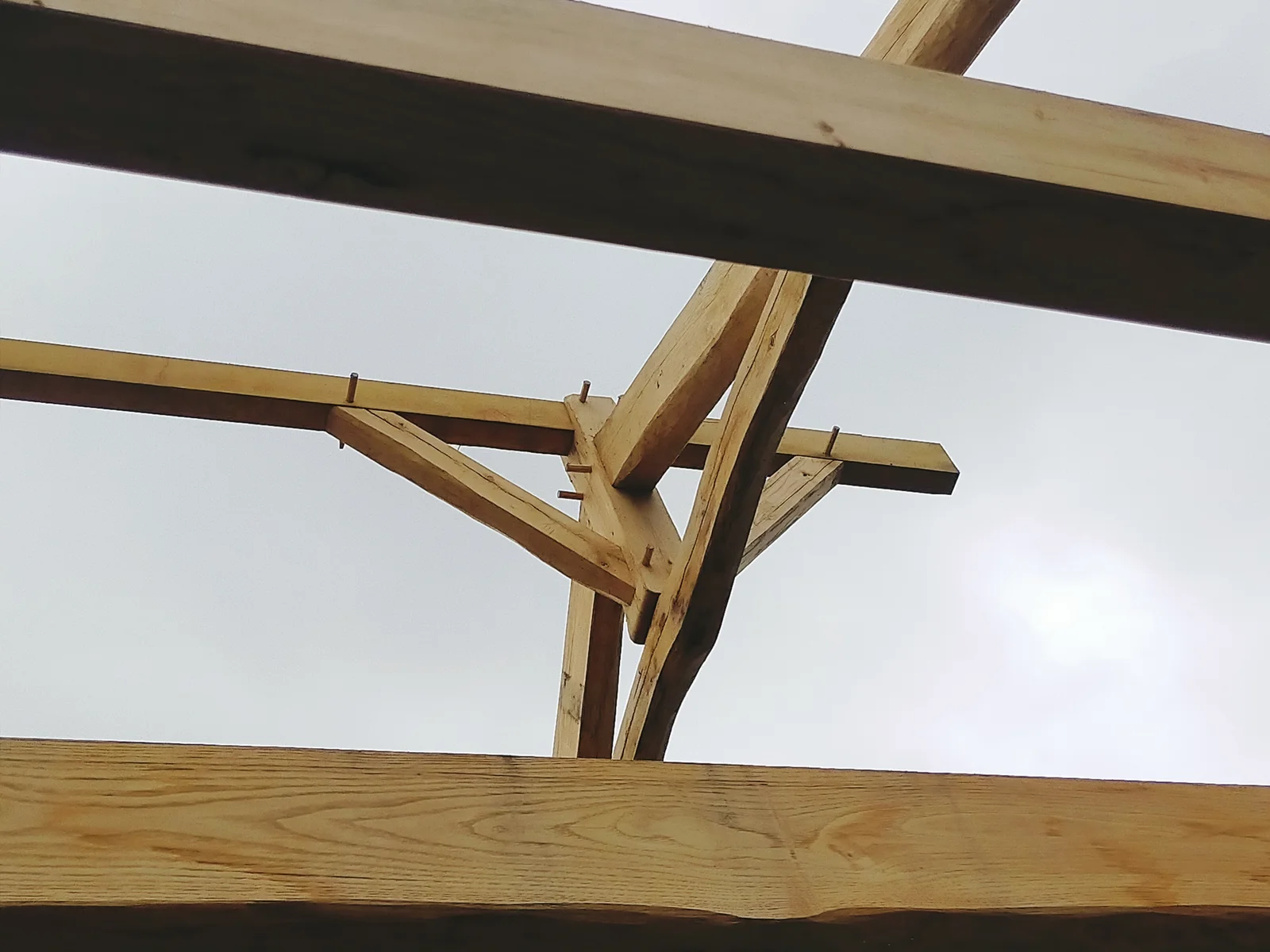 Charpente sur poteaux bois, maison à étage pour isolation paille, à Loyat, vue 10