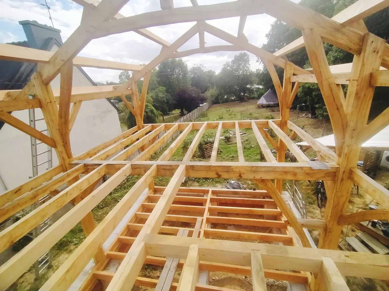 Charpente sur poteaux bois, maison à étage pour isolation paille, à Loyat, vue 12