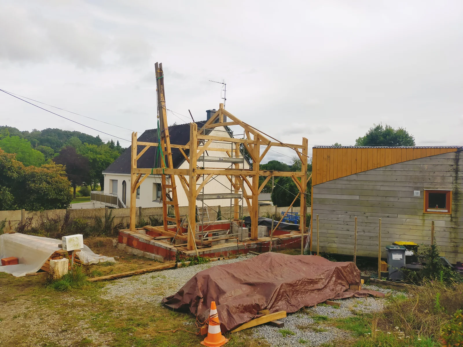 Charpente sur poteaux bois, maison à étage pour isolation paille, à Loyat, vue 6