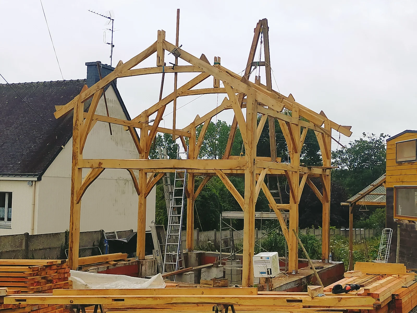 Charpente sur poteaux bois, maison à étage pour isolation paille, à Loyat, vue 8