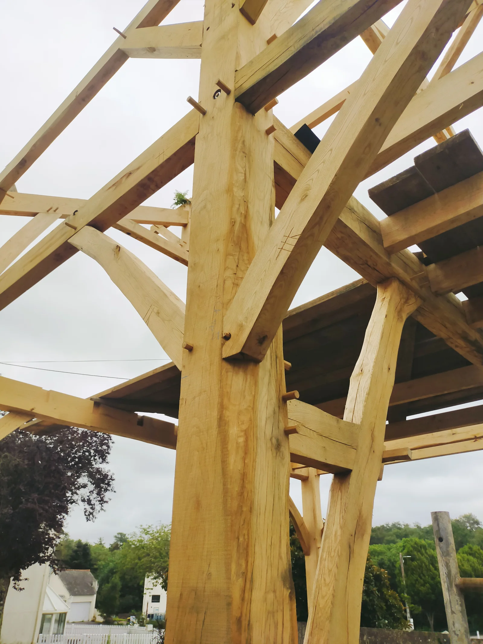 Charpente sur poteaux bois, maison à étage pour isolation paille, à Loyat, vue 9